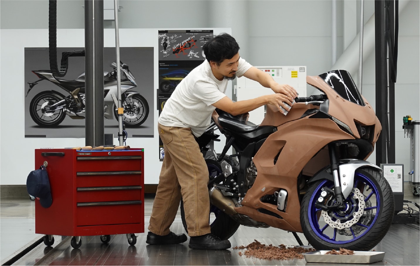 2輪のモデラーは、機能部分とデザインが密接に結びついた意匠づくりが求められます