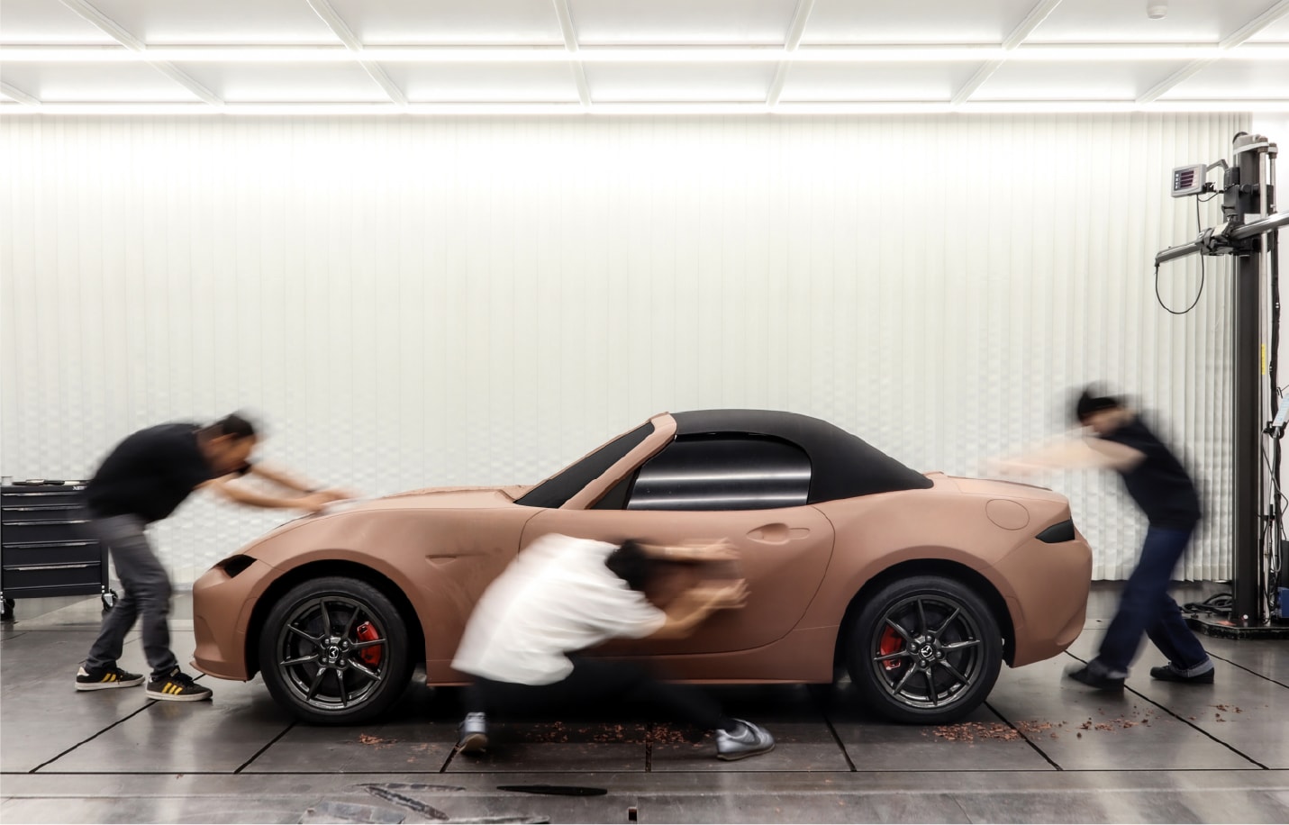 4輪のモデラーは、外装（エクステリア）と内装（インテリア）の両面でデザインを進化させます